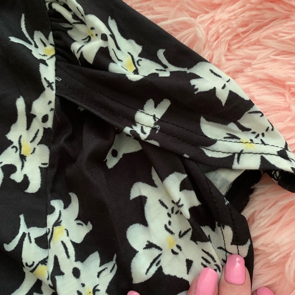 Cute short sleeve top never worn ! 🙃 - Picture 3 of 4